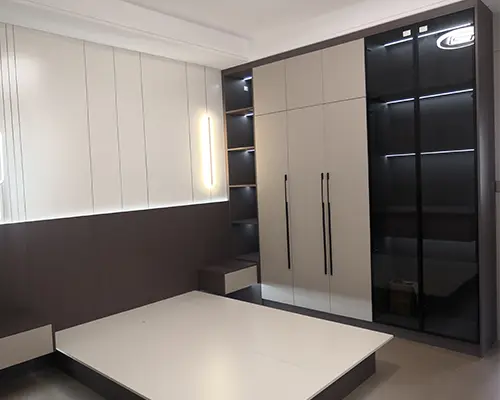 Conas wardrobe adhmaid a ghlanadh